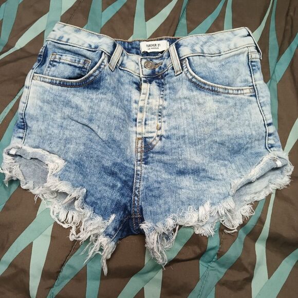 Itsy bitsy teenie weenie denim shorts w/spandex. Size: 26 Forever 21      (0859) - Picture 1 of 5